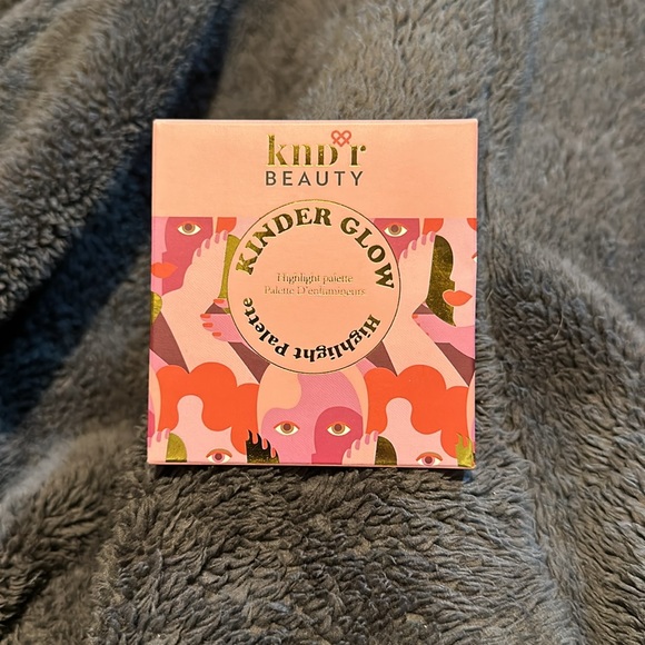 Kndr Beauty Kinder Glow Highlight Palette - Picture 3 of 3